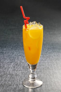 Lezzetli meyve suyu masada. Sağlıklı yaşam konsepti