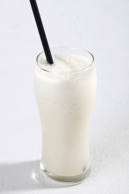 Muzlu süt tatlı tatlı ile cam closeup