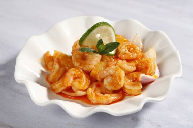 Closeup tabak karides ve sebze salatası ile