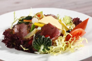 domates peynir ve et salatası, yakından görmek 