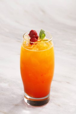 Lezzetli meyve suyu masada. Sağlıklı yaşam konsepti