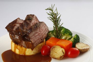 Beyaz tabak yakından görmek sebze sulu biftek biftek 