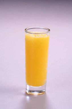 Lezzetli meyve suyu masada. Sağlıklı yaşam konsepti