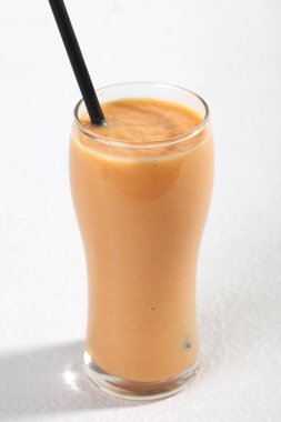 Papaya süt çay ve içki bardağı taşıran damla ile cam closeup