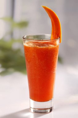 Lezzetli meyve suyu masada. Sağlıklı yaşam konsepti