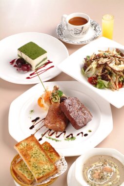 Masayı üzerinde Restoran yiyecek yükseltilmiş görünümü