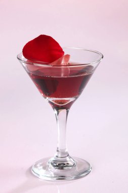 Alkollü kokteyl ile cam closeup. İçki tatil ya da parti