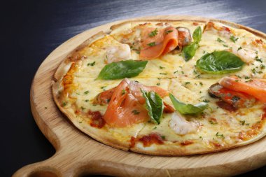 Closeup pizza yapılmış lezzetli Restoran vurdu. Geleneksel İtalyan yemekleri 