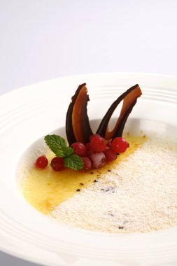 Tatlı tatlı restoran tatlı bir şekilde dekore edilmiş plaka üzerinde. Şekerci dükkanı gelen lüks tatlı