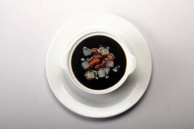 Beyaz arka plan üzerinde sıcak çim jöle tatlısı