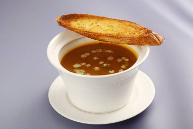 Dilim ekmek domates çorbası beyaz kase