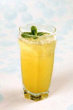 Tatlım salatalık çayı üzerinde mavi noktalı arka plan cam closeup