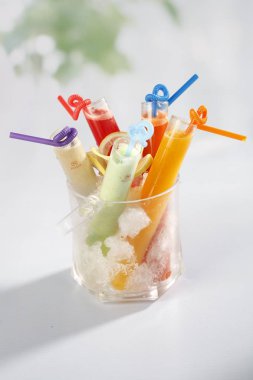 Lezzetli meyve kokteylleri masada. Sağlıklı yaşam konsepti