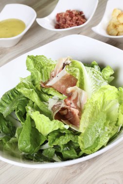 Closeup restoran salata Servis tabağına, mutfak masa arka plan yaptı.