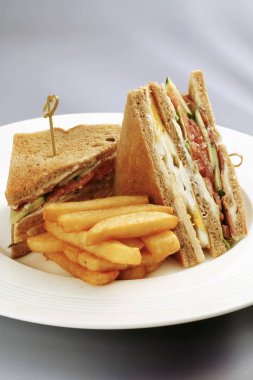 Dilimlenmiş etli sandviç tablo ile beyaz plaka closeup 