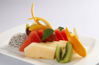 Plaka closeup bölümüyle karışık meyve