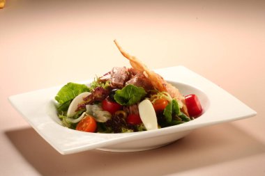 ördek göğsü salatası beyaz plaka üzerinde füme