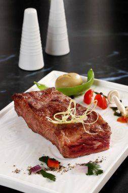 Kızarmış etli sulu sebze tabağı yakından görmek  