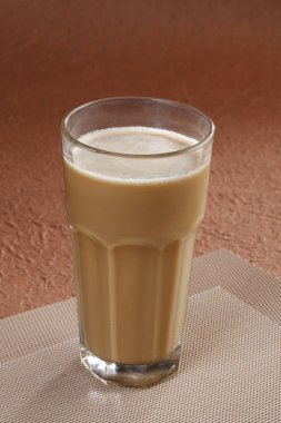 Portre Restoran Tay süt kahverengi tabloda çay