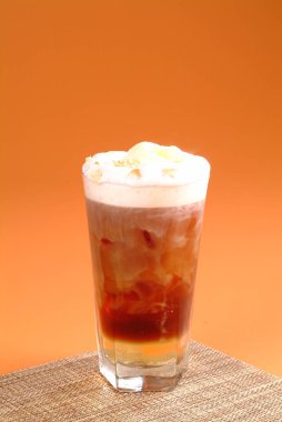 Restoran closeup kahve masada yer bölümünü yaptı