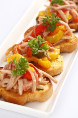 sarımsaklı ekmek dolmalık biber ve açık renkli üzerinde et 