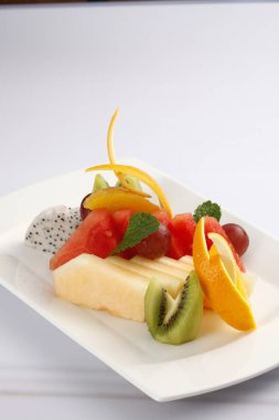 Plaka closeup bölümüyle karışık meyve