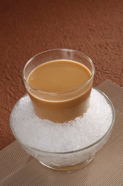 Restoran closeup buzlu süt çay buz ile