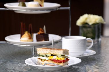 Öğleden sonra çay seti kafe ya da Restoran tabloda yerleştirilir hizmet