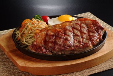 sulu biftek steas makarna ve yumurta n ile yakından görmek plaka 