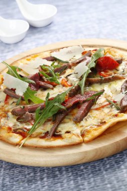 Closeup pizza yapılmış lezzetli Restoran vurdu. Geleneksel İtalyan yemekleri 