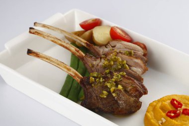 Kızarmış kuzu çanak, yakından görmek 