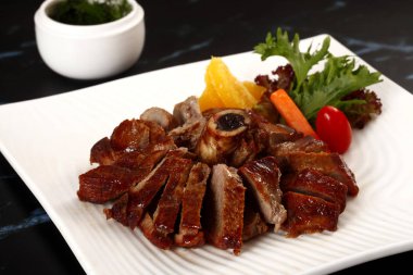 garnitür plaka yakın çekim görünümü ile sulu kızarmış et 