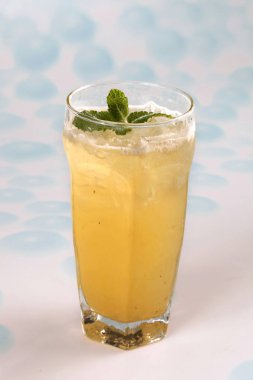 Mavi noktalı arka plan üzerinde buzlu çay ile cam closeup