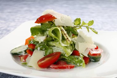 Closeup restoran salata Servis tabağına, mutfak masa arka plan yaptı.