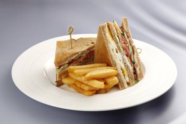 Dilimlenmiş etli sandviç tablo ile beyaz plaka closeup 