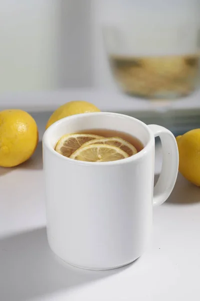 Крупный План Зеленого Лимонного Чая Белой Чашке — стоковое фото
