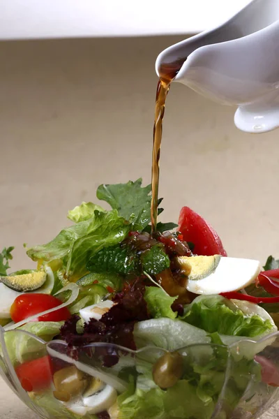 레스토랑의 제공된 플레이트 테이블 배경에서에서 샐러드를 만들어 — 스톡 사진