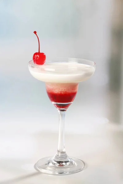 Närbild Glas Med Alkoholhaltiga Cocktail Dryck För Semester Eller Fest — Stockfoto