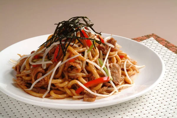 Closeup Carne Porco Chow Mein Placa Branca Mesa Cozinha — Fotografia de Stock