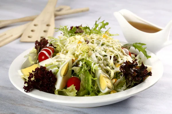 Vértes Étterem Készült Saláta Szolgált Lemez Konyhai Asztal Háttere — Stock Fotó