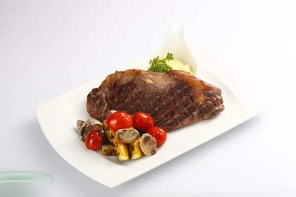 Saftiga Stekt Kött Med Grönsaker Tallriken Närbild — Stockfoto
