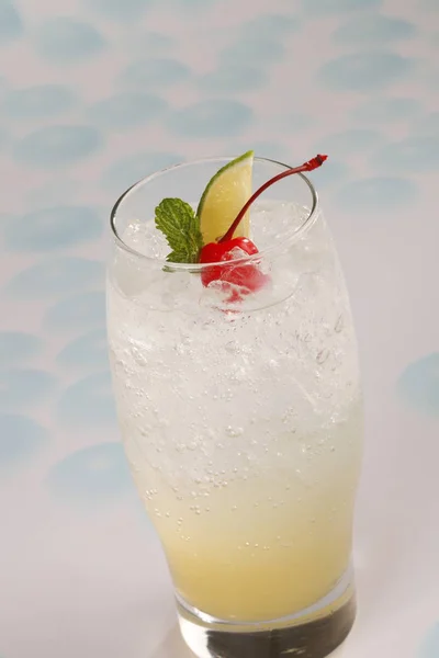 Iced Lemon Cocktail Närbild Bild — Stockfoto