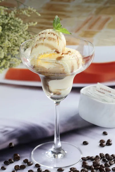おいしいと甘いアイスクリームのクローズ アップ ショット アイスクリームの美味しい部分 — ストック写真