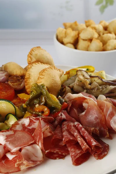 Placa Blanca Con Surtido Carne Salami Sobre Fondo Mesa — Foto de Stock