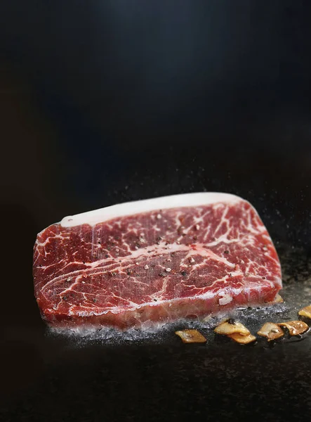 Carne Res Mármol Sobre Fondo Negro Vista Cerca —  Fotos de Stock