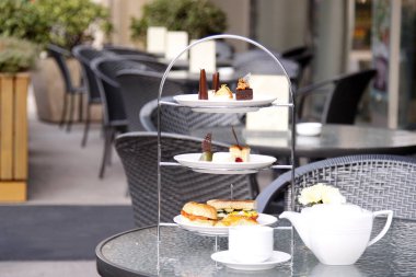 Öğleden sonra çay seti kafe ya da Restoran tabloda yerleştirilir hizmet