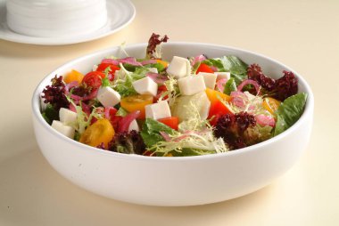 Closeup restoran salata Servis tabağına, mutfak masa arka plan yaptı.