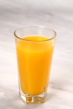 Lezzetli meyve suyu masada. Sağlıklı yaşam konsepti