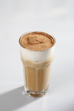 Restoran closeup kahve masada yer bölümünü yaptı