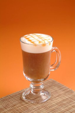 Restoran closeup kahve masada yer bölümünü yaptı